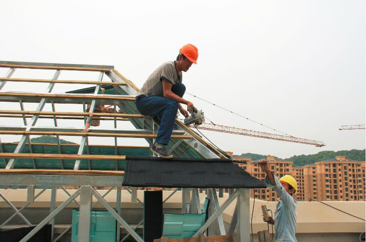 1439804464133116.jpg 博天彩石金属瓦施工现场