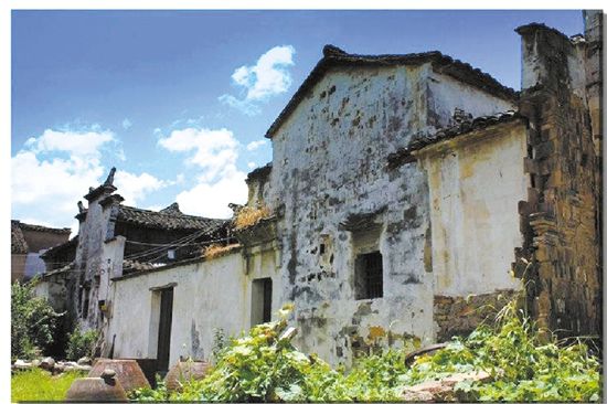 崇仁，一座美丽幽静的江南古镇。至今仍保留着庞大的古建筑群，虽然历经千年但风貌依旧。古建筑连片成群，具有宋朝遗风、明清特色。以玉山公祠为中心，保存完整的老台门就有100余座，台门之间用跨街楼钩连，既珠联璧合，又独立成章，体现了先人“分户合族、聚只一家”的遗风。